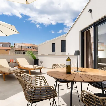 Costa Deluxe Apartment